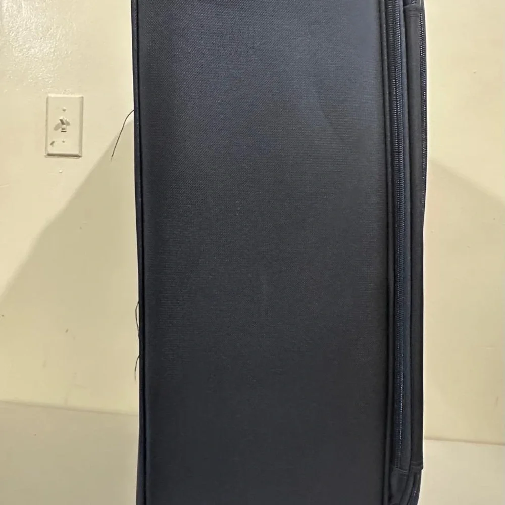 Skyway Navy Blue Spinner Suitcase
